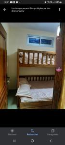 Una foto de un dormitorio con litera en Chez jo, en Yaoundé