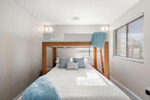a bedroom with two bunk beds and a window at Desert Dunes sauna and spa in Casa Grande +92 photos