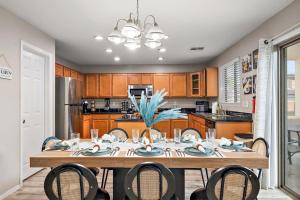a dining room with a table and chairs in a kitchen at Desert Dunes sauna and spa in Casa Grande