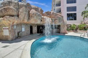 Bassenget på eller i nærheten av Luxury 2BD Penthouse with Beach Access and Resort Amenities PH6