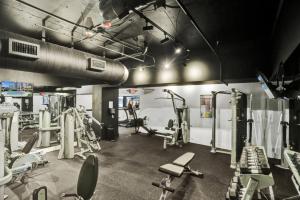 Treningsrom og/eller treningsutstyr på Luxury 2BD Penthouse with Beach Access and Resort Amenities PH6