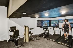 Treningsrom og/eller treningsutstyr på Luxury 2BD Penthouse with Beach Access and Resort Amenities PH6