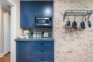 Η κουζίνα ή μικρή κουζίνα στο The Cozy House In Quiet Ingleside Area +8 φωτογραφίες