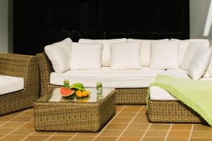 カレタ・デ・フステにあるCasa Africaの白いソファ(果物を置いたテーブル付)