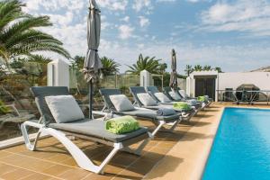 カレタ・デ・フステにあるCasa Africaのスイミングプールの横に長椅子が並ぶ