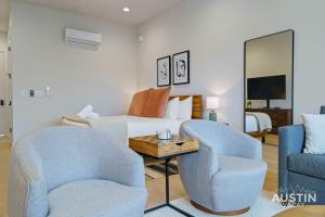 a hotel room with two chairs and a bed at Brand New Studio Apt w King Bed Kitchenette in Steiner Ranch by Austin Vacay in Austin