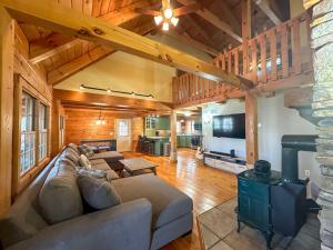 Posezení v ubytování Spacious Log Home in Warwick