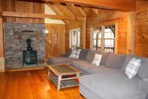 Posezení v ubytování Spacious Log Home in Warwick
