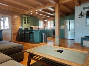 Kuchyň nebo kuchyňský kout v ubytování Spacious Log Home in Warwick