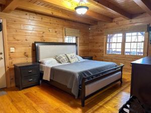 Postel nebo postele na pokoji v ubytování Spacious Log Home in Warwick