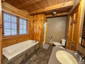 Koupelna v ubytování Spacious Log Home in Warwick + 13 fotografií