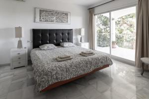 sypialnia z dużym łóżkiem i dużym oknem w obiekcie Villa Paradise close to Puerto Banus w Marbelli +18 zdjęć