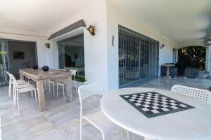 tablica szachowa na stole na patio w obiekcie Villa Paradise close to Puerto Banus w Marbelli