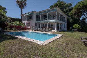 dom z basenem przed nim w obiekcie Villa Paradise close to Puerto Banus w Marbelli