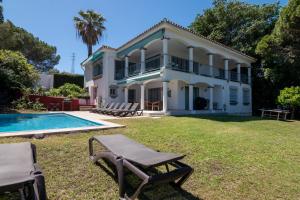 dom z basenem przed nim w obiekcie Villa Paradise close to Puerto Banus w Marbelli