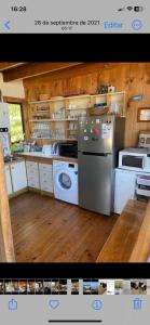 eine Küche mit einem Herd und einem Geschirrspüler in der Unterkunft cabaña punta de lobos in Pichilemu