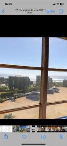 ein Fenster mit Blick auf einen Parkplatz in der Unterkunft cabaña punta de lobos in Pichilemu