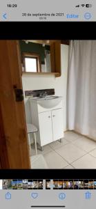 ein Bild von einem Badezimmer mit einem Waschbecken und einem Spiegel in der Unterkunft cabaña punta de lobos in Pichilemu