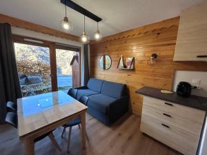 Posedenie v ubytovaní Escapade cosy vu montagne Près des pistes 1800 WIFI - 6 personnes