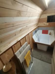 Giường trong phòng chung tại La Verdine