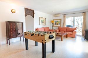 salon z piłkarzykami na stole w obiekcie Villa Paradise close to Puerto Banus w Marbelli