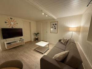 Μια τηλεόραση ή/και κέντρο ψυχαγωγίας στο Cozy Apartment in the Harbour of Jørpeland