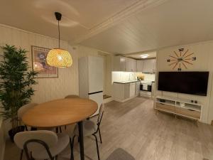 Η κουζίνα ή μικρή κουζίνα στο Cozy Apartment in the Harbour of Jørpeland