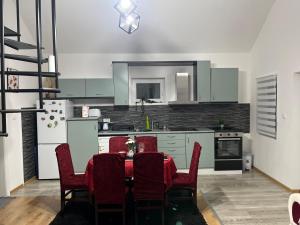 Cucina o angolo cottura di HOLIDDAY HOUSE THE LUx