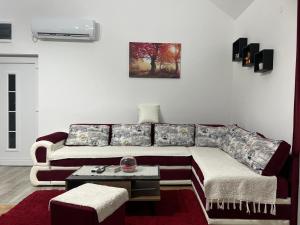 un soggiorno con un divano e un tavolo di HOLIDDAY HOUSE THE LUx a Apatin