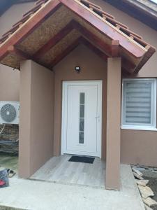 una casa con una porta bianca sul davanti di HOLIDDAY HOUSE THE LUx a Apatin
