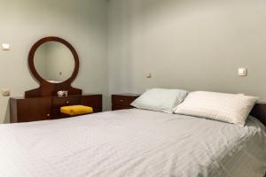 a bedroom with a bed and a large mirror at The Lily Nest in Lilí