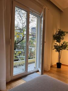 Cette chambre dispose d'un balcon et d'une grande porte coulissante en verre. dans l'établissement Urban Nest, à Thessalonique