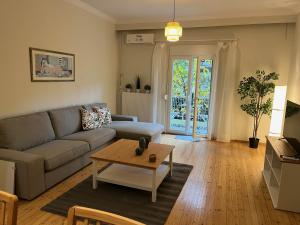un salon avec un canapé et une table basse dans l'établissement Urban Nest, à Thessalonique 8 autres photos