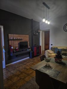 a living room with a table and a tv at Eddys Home in Bacu Abis