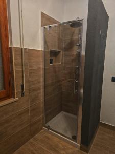 a shower with a glass door in a bathroom at Eddys Home in Bacu Abis