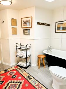 Koupelna v ubytování Swank Boutique Suites