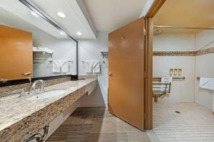Dapur atau dapur kecil di Best Western Plus Redondo Beach Inn