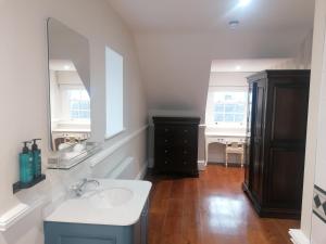 A bathroom at Sweeney's Hotel 2020 Limited Még 37 kép