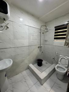 Vannituba majutusasutuses Spacious and luxurious studio apartment in OguduGRA