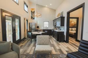 ein Wohnzimmer mit Küche und Esszimmer in der Unterkunft VVCR - Cabin 15 (1-Bed, Modern, Luxury w. Hot Tub) in Davis