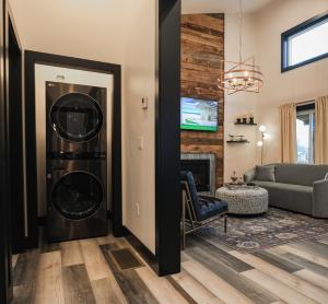ein Wohnzimmer mit Waschmaschine und Trockner in der Unterkunft VVCR - Cabin 15 (1-Bed, Modern, Luxury w. Hot Tub) in Davis
