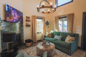 Μια τηλεόραση ή/και κέντρο ψυχαγωγίας στο Valley View Resort Cabin 8, 2-Bed, Modern-Luxury with Hot Tub in Canaan Valley, WV