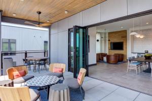 un patio avec tables et chaises et une salle à manger dans l'établissement Forge at Raleigh Iron Works, à Raleigh