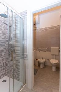a bathroom with a shower and a toilet at A 200m dal Mare Residenza Esclusiva in Centro con Comfort Premium, Parcheggio Pubblico a 300m in Pescara