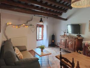 a living room with a couch and a table at Casa Blava in Castelló d'Empúries