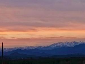 a view of a mountain range with a sunset at Casa Blava in Castelló d'Empúries
