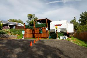 Um prédio com uma cesta de basquete e cones laranja. em Darling Daisy Retro RV Adventure em El Cajon