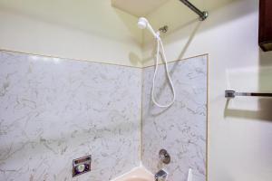 ein Badezimmer mit Dusche und Waschbecken in der Unterkunft Snowline Lodge Condo 46 - Great for skiers and hikers on a budget Now has Wifi in Glacier