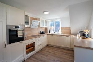 Kuchyň nebo kuchyňský kout v ubytování Ferienwohnung Waldgeflüster