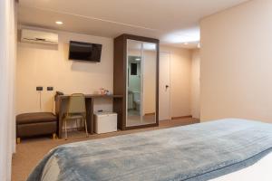 Uma TV ou centro de entretenimento em Roochelle Hotel by Nobile